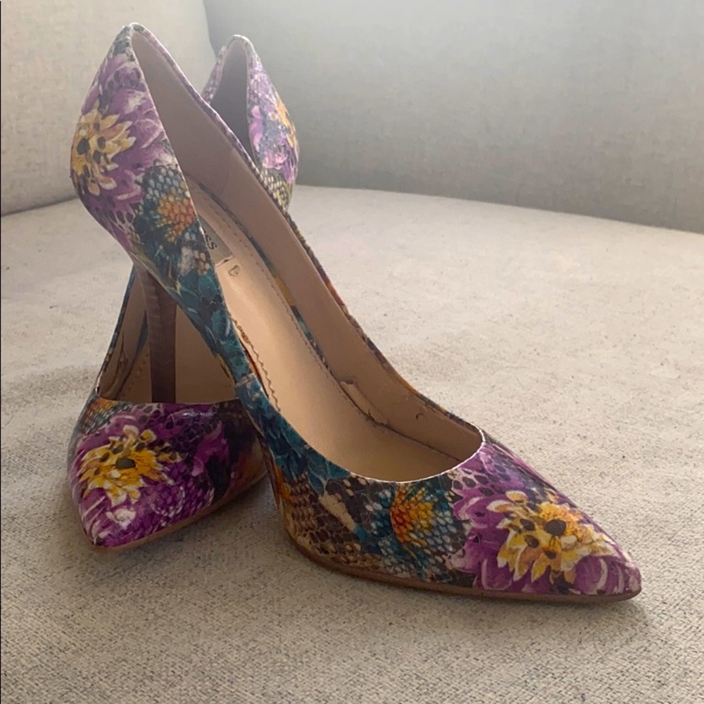 2/$40 floral leather Guess Pumps